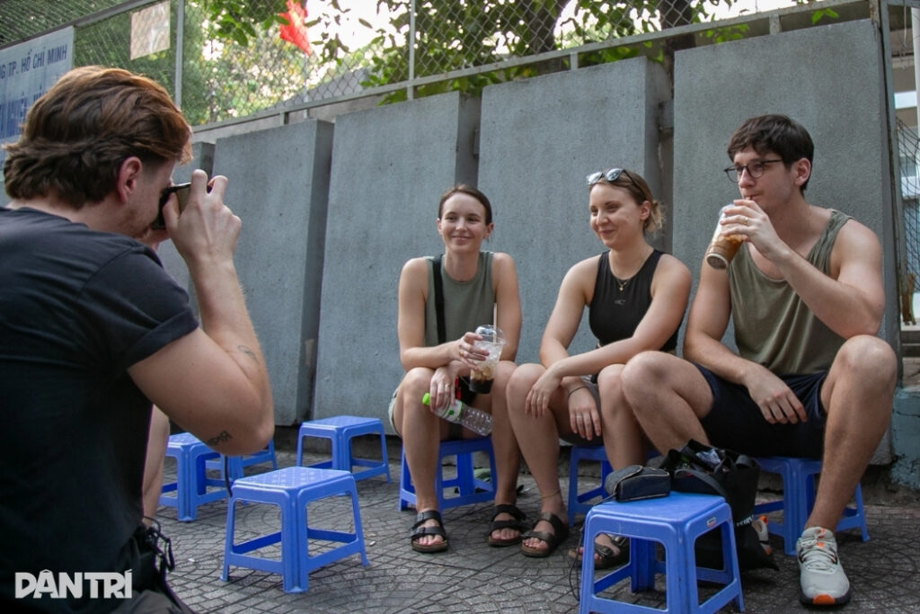 Vietnamese Coffee Culture Cà Phê bệt (Dân Trí)