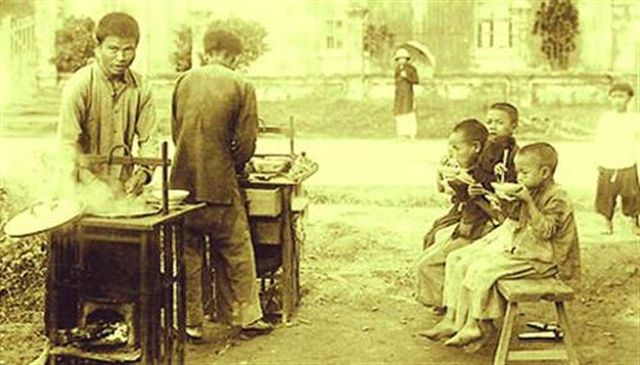 A typical pho vendor in Hanoi long ago